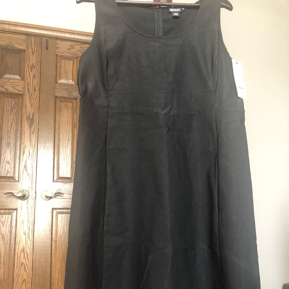 Black sleeveless dress
